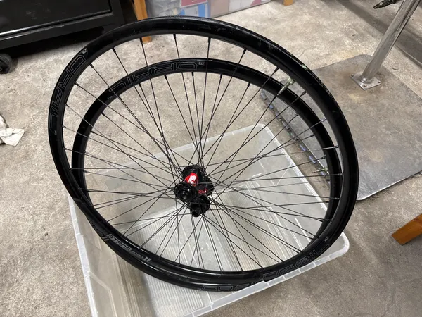 Stans grail 700c single speed wheelset dt Swiss 240s 100/142 thru axle centerlock - Image 1