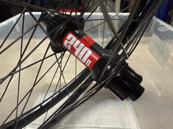 Stans grail 700c single speed wheelset dt Swiss 240s 100/142 thru axle centerlock - Image 3