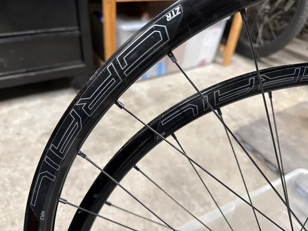 Stans grail 700c single speed wheelset dt Swiss 240s 100/142 thru axle centerlock - Image 4