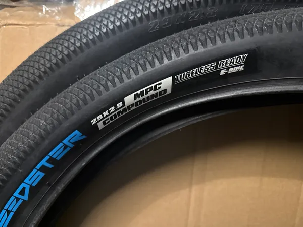 Vee Speedster 29x2.8 Tire Pair - Image 2