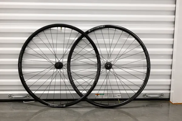 Stans grail 700c single speed wheelset dt Swiss 240s 100/142 thru axle centerlock - Image 9