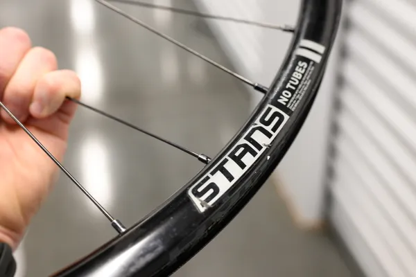 Stans grail 700c single speed wheelset dt Swiss 240s 100/142 thru axle centerlock - Image 15