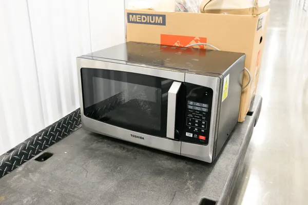 Toshiba Microwave 0.9 Cu Ft-900W-Stainless Steel - Image 1